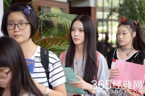 中戏开学新生前来报到 校园美女如云