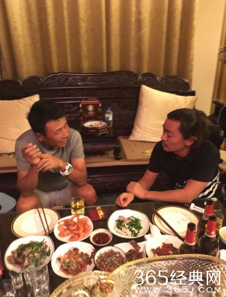 王宝强探望王楠老公 把酒言欢大口吃馒头