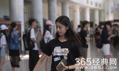 中戏开学新生前来报到 校园美女如云
