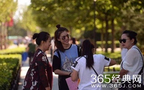 中戏开学新生前来报到 校园美女如云