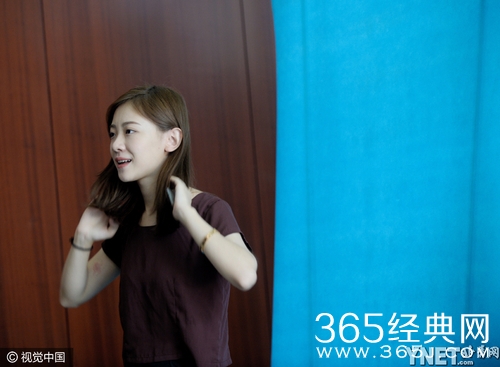 中戏开学新生前来报到 校园美女如云