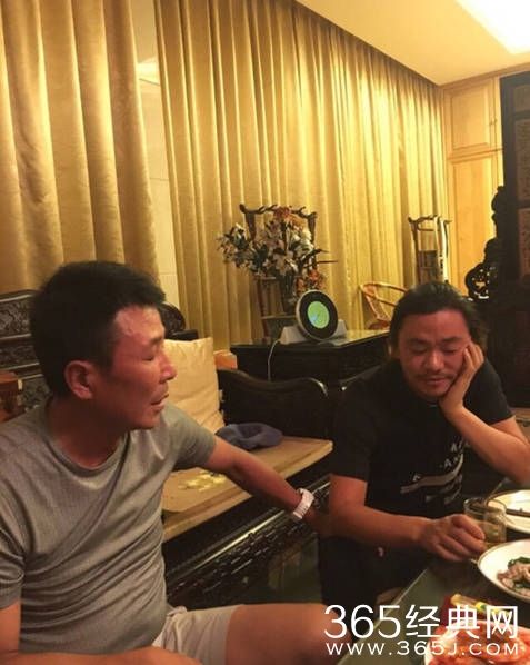 王宝强探望王楠老公 把酒言欢大口吃馒头