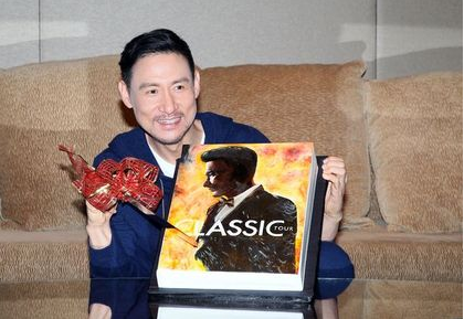 55岁庾澄庆婚后携妻子现身 与二婚娇妻同框