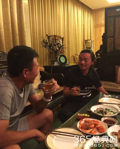 王宝强探望王楠老公 把酒言欢大口吃馒头