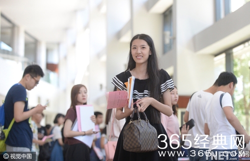 中戏开学新生前来报到 校园美女如云