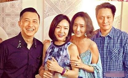55岁庾澄庆婚后携妻子现身 与二婚娇妻同框