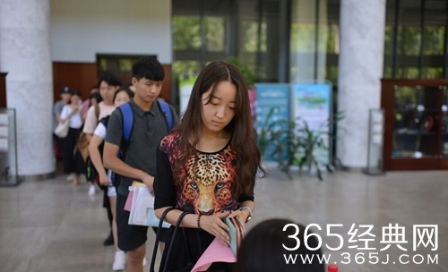 中戏开学新生前来报到 校园美女如云