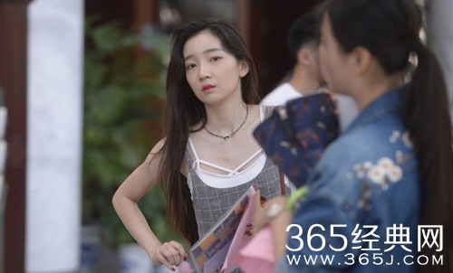 中戏开学新生前来报到 校园美女如云