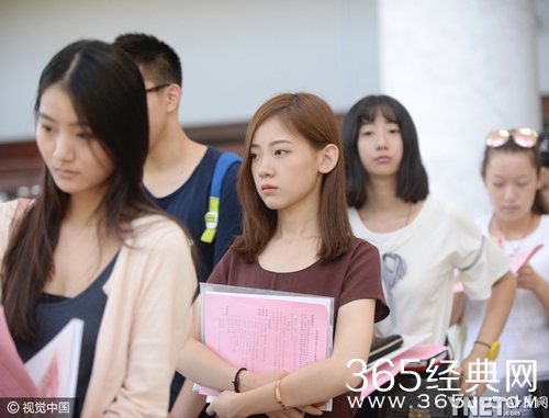 中戏开学新生前来报到 校园美女如云