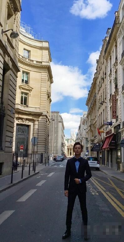 何炅晒法国街拍照 真实身高原来是…