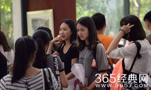 中戏开学新生前来报到 校园美女如云