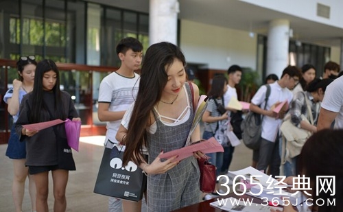 中戏开学新生前来报到 校园美女如云