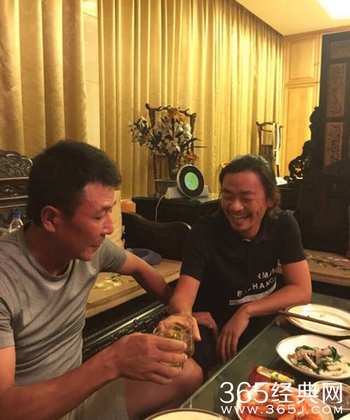 王宝强探望王楠老公 把酒言欢大口吃馒头