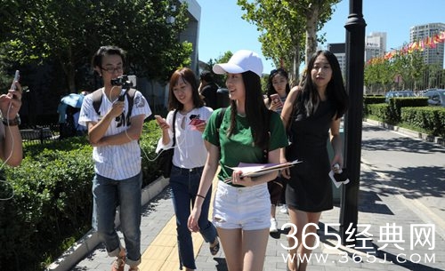 中戏开学新生前来报到 校园美女如云