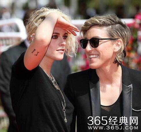 “暮光女”向女友求婚成功 计划举办海边婚礼