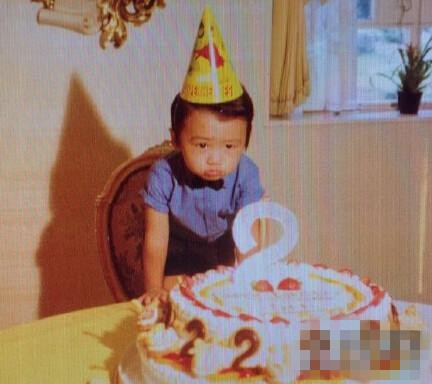 谢霆锋2岁生日照曝光 网友：从小就是型男