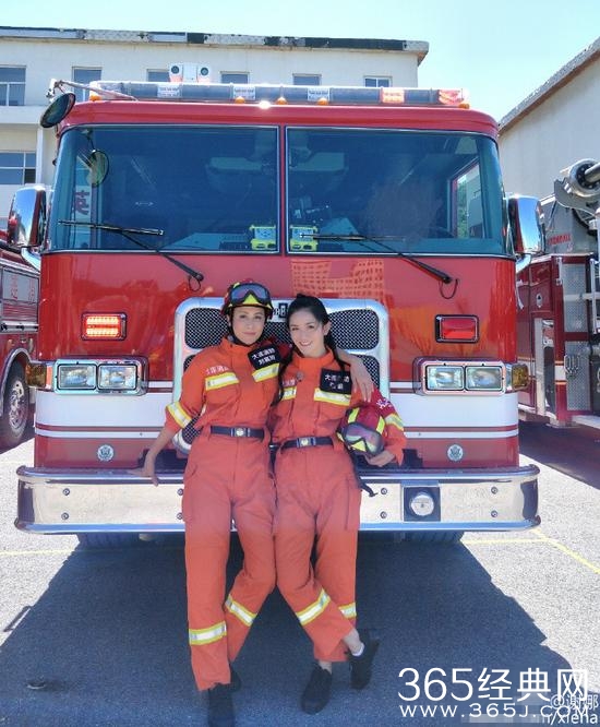 谢娜刘嘉玲穿制服晒合影 英姿飒爽星范儿足