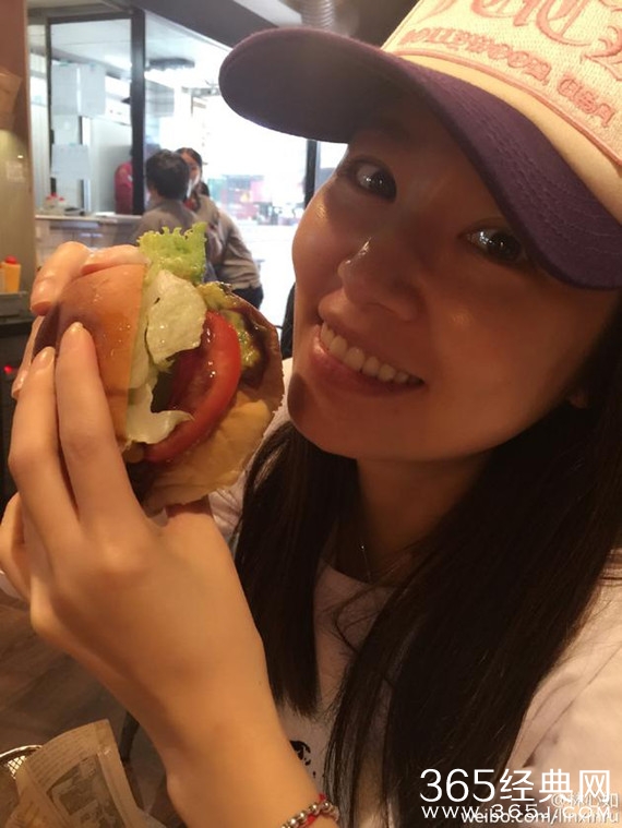 林心如晒素颜近照 大口吃汉堡薯条超满足
