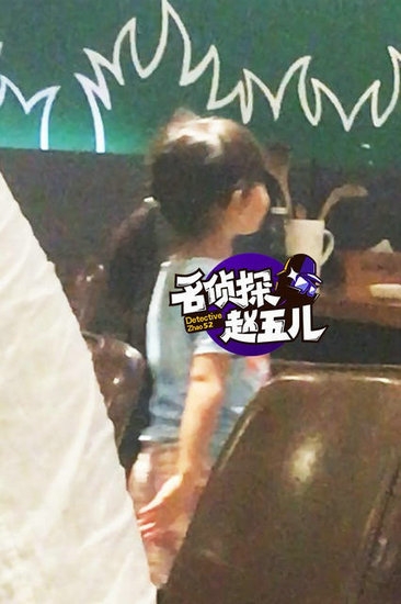 黄渤罕见携妻女会友 妻子与女儿正面照曝光