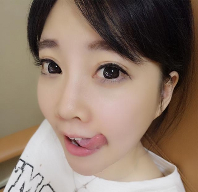 lol女主播自称腿长155 网友：旁边的模特暴露你了