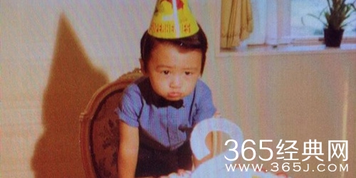 谢霆锋童年萌照曝光 戴帽子表情呆萌