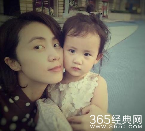 孙莉贴脸合照多妹 素颜出镜皮肤超水嫩