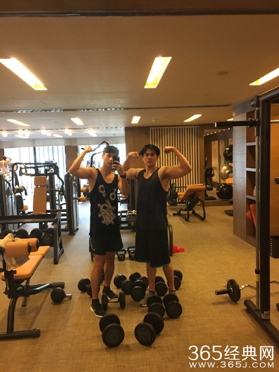 汹涌澎湃！魏晨彭于晏健身房自拍秀胸肌