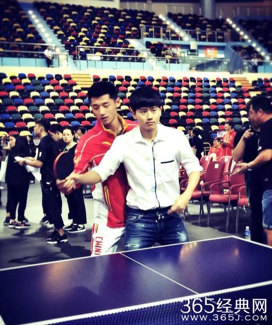 张继科手把手教张杰打乒乓 撩妹也撩汉