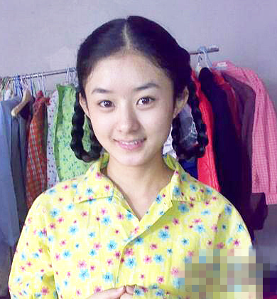 赵丽颖晒十年前旧照 穿花衣装扮纯朴