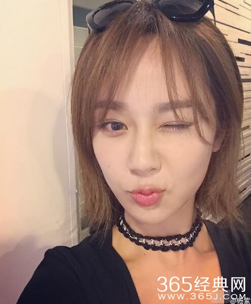 杨紫剪短发俏皮自拍 与王子文神撞脸