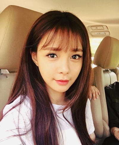 沈梦辰留空气刘海自拍 面色红润皮肤细嫩