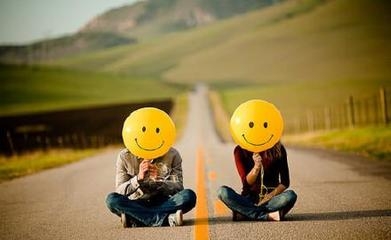 一句话经典语录：任流年荡过指尖，不提及往事，不言论悲欢