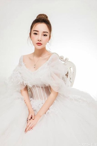 李小璐再披婚纱拍写真 秀酥胸美似花仙子