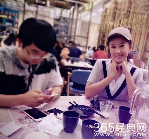 杨子大女儿近照曝光 肤白貌美大长腿抢镜