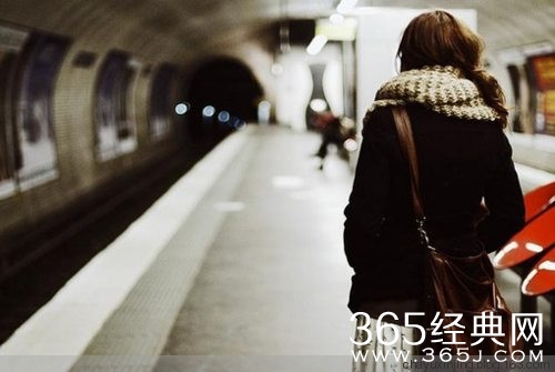 一句话经典语录：任流年荡过指尖，不提及往事，不言论悲欢