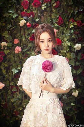 李小璐再披婚纱拍写真 秀酥胸美似花仙子