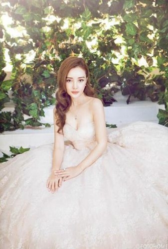 李小璐再披婚纱拍写真 秀酥胸美似花仙子