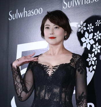 周海媚着深V装现身 体态臃肿面容僵硬