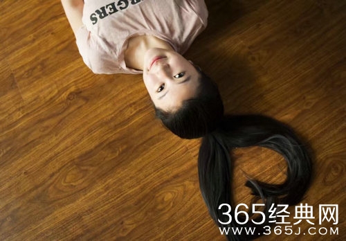 杨子大女儿近照曝光 肤白貌美大长腿抢镜