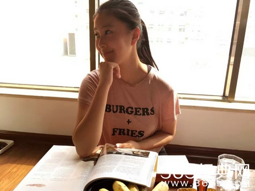 杨子大女儿近照曝光 肤白貌美大长腿抢镜