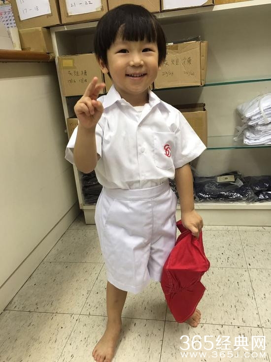 陈浩民帮儿挑校服 感叹陪孩子回忆少