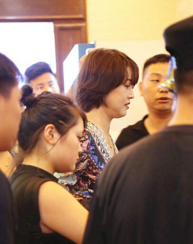 周海媚着深V装现身 体态臃肿面容僵硬