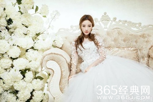 李小璐再披婚纱拍写真 秀酥胸美似花仙子
