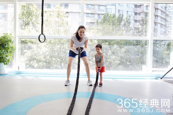 姚晨挺大肚坚持锻炼 和儿子互动萌翻网友