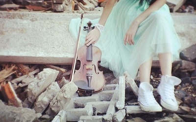 一句话经典语录：任流年荡过指尖，不提及往事，不言论悲欢