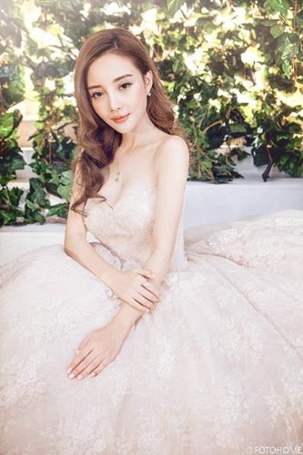 李小璐再披婚纱拍写真 秀酥胸美似花仙子