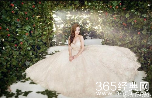 李小璐再披婚纱拍写真 秀酥胸美似花仙子