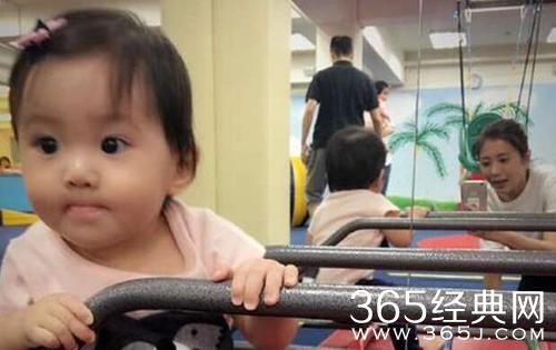 贾静雯晒咘咘浴照 调侃“不能露点点”