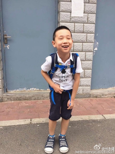 林永健晒大竣开学照 网友：一看就是亲生的