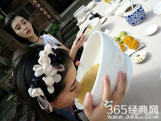 碗比脸大！谢娜捧海碗喝汤 惊呆旁边的奚梦瑶